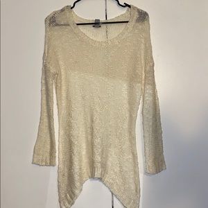 It’s a white and cream color flair long sleeve 🌟